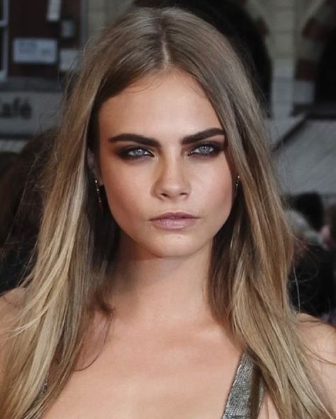 Cara Delevingne Hair Color Ombre Blonde, Cara Delevingne Makeup, Zoella Hair, Hair Color Ombre, Blonde Ombre Hair, Blair Williams, Dark Blonde Hair Color, Brown Ombre Hair, Ombre Hair Blonde