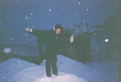 Winter On Film Camera, Nostalgic Winter Aesthetic, Winter Photography Aesthetic, Winter Film Aesthetic, 90s Winter Aesthetic, Snow Film Photography, Film Photography Winter, Winter Aesthetic Men, Cold Weather Pictures