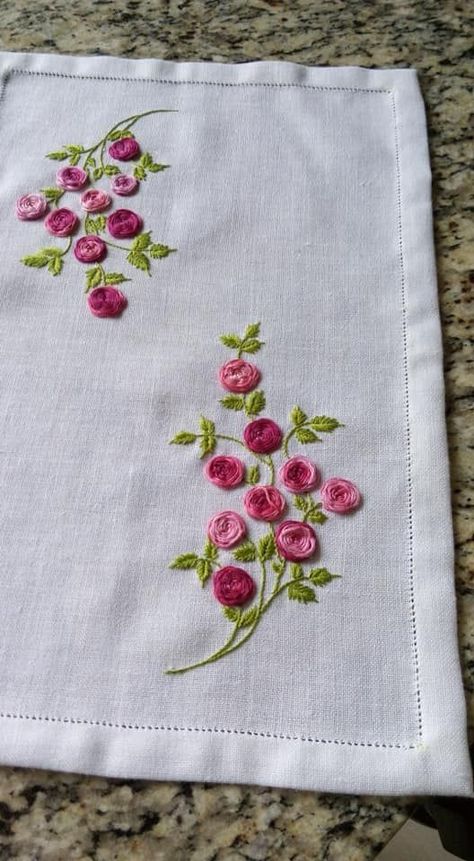 White Roses Embroidery, Rumal Design, Sulaman Pita, Simple Hand Embroidery Patterns, Diy Embroidery Designs, Hand Embroidery Patterns Flowers, Hand Embroidery Videos, Diy Embroidery Patterns, Hand Embroidery Tutorial