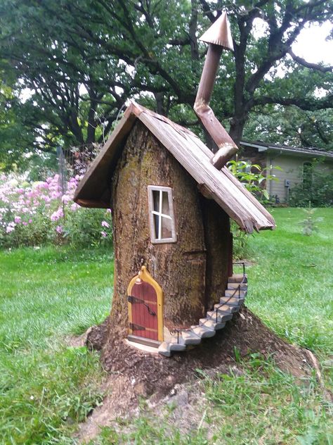 Gnome Tree Stump House, Front Porch Ideas For Christmas, Porch Ideas For Christmas, Tree Stump Decor, Christmas Front Porch Ideas, Tre Kunst, Casa Hobbit, Fall Front Porch Ideas, Front Yard Landscaping Pictures