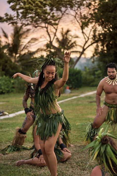 tropic havens Tahitian Culture, Tahitian Dress, Tahitian Costumes, Polynesian People, Polynesian Village, What A Beautiful World, French Polynesia, Island Girl, Folk Costume