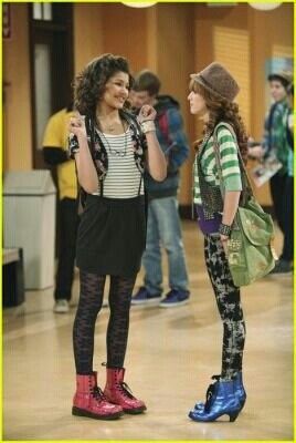 Zendaya And Bella Thorne, Hannah Montana Outfits, Bella Thorne And Zendaya, Channel Outfits, Fashion 2000s, Zendaya Style, 2000s Clothes, Girl Fashion Style, Disney Inspired Outfits