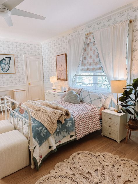 Medium Size Room Ideas Bedrooms, Ideas For Big Bedrooms, Anthropologie Home Aesthetic, Blue Pink Room, Blue Cottage Bedroom, Basic Room Ideas, Big Room Ideas Bedrooms, Cozy Girly Bedroom, Dorm Bed