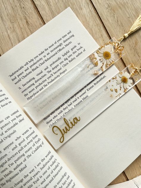 Bookmark Ideas Flowers, Resin Bookmark Ideas, Bookmarks Flowers, Motivation To Read, Bookmark Resin, Bookmark Flower, Resin Arts, Resin Bookmarks, Resin Making