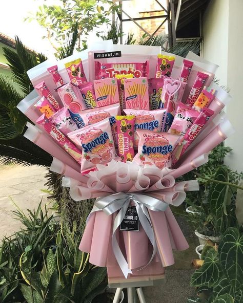 Bouquet Diy Gift, Snack Bucket, Buket Snack, Gift Card Bouquet, Bucket Gifts, Pink Snacks, Diy Bucket, Food Bouquet, Bucket Ideas