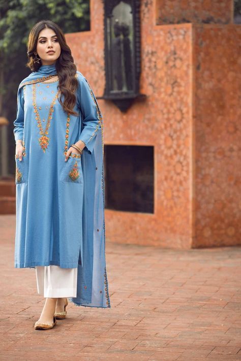 Plain Pashmina Suits Design, Winter Suits Pakistani, Latest Pakistani Suits Designs 2024, Woolen Suits Design Winter, Plain Suit Design, Summer Dress Design, Plain Suit, Fashion Dress Up Games, Designer Summer Dresses