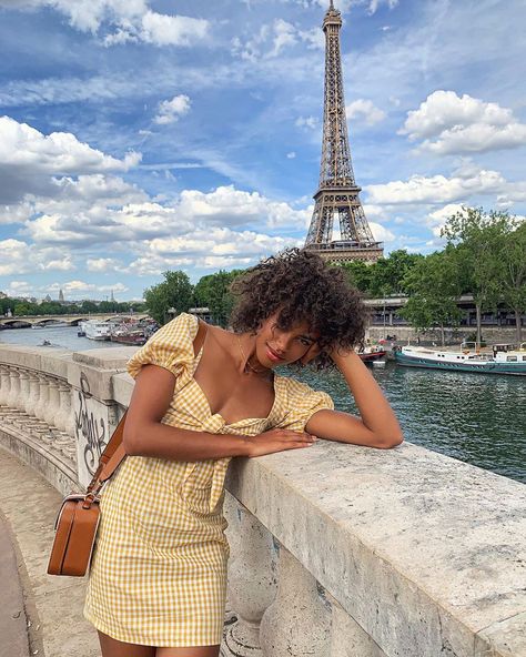 15 Fabulously Stylish French Women To Follow for Inspiration on Instagram - Hello Bombshell! French Aesthetic, Chique Outfit, Paris Mode, French Women, Influencers Fashion, The Eiffel Tower, Parisian Chic, European Summer, How To Pose