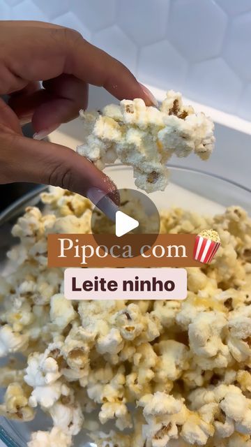 𝑨𝒓𝒂𝒙𝒆𝒍𝒚 | 𝑯𝒐𝒎𝒆 & 𝑫𝒆𝒄𝒐𝒓 on Instagram: "🍿Pipoca Doce, aqui em casa amamos essa pipoca!  👉🏼Ingredientes: • meia xícara de açúcar, • mela xícara de milho para pipoca • meia xícara de água • 3 colheres sopa de óleo  👉🏼coloca tudo na panela, mistura bem e liga o fogo. Primeiro a água começa ferver, demora alguns minutinhos para o milho começar a estourar🤣, mas vai estourar !!... não precisa ficar mexendo com a colher ...  Mas quando começar a estourar o milho, deixe o fogo no médio e mexa a pipoqueira ou se não tiver a pipoqueira faça na panela (aquele jeitinho tradicional que já fazemos, caso você não tenha aquela panelas pipoqueira).  • E prontinho... finalize com leite em pó!  😋Hummm... delícia demais!!!  Curte, Comenta... Salva e Compartilha!! obrigada .  .  .  #pipoca Audio, On Instagram, Instagram, Home Decor, Home Décor