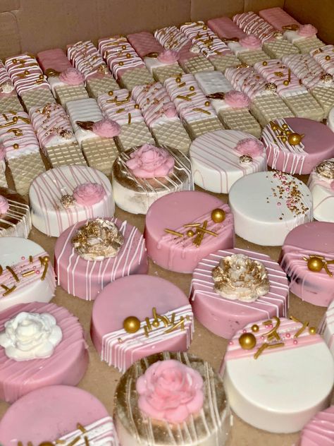 Pink Covered Oreos, Pink Quince Desserts, Sweet 16 Treats Desserts, Pink And Gold Treats, Quinceanera Food Table, Dessert Table Set Up Birthday, Pink And White Desserts, Gender Reveal Ideas For Food, Pink Mini Desserts