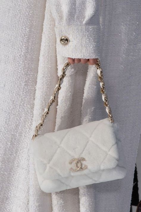 Fernanda Fernandes|Blog das dicas ⚡#bolsas #fashion #style #blogger #blog #tendência #photographyday #photo #chanel #estilosa #on #estilo #love #acessorios Trendy Purses, Tas Bahu, Mode Chanel, Luxury Bags Collection, Aesthetic Bags, Chanel Cruise, Cindy Kimberly, Dream Bags, Girly Bags