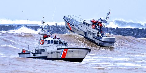 25 Facts for 225 Years: Celebrating the Coast Guard’s 225th Birthday 8/3/15 ~ The USO Coast Guard Rescue Swimmer, Rescue Swimmer, Coast Gaurd, Coast Guard Boats, Coast Guard Rescue, Coast Guard Ships, United States Coast Guard, Bay Boats, Boat Safety