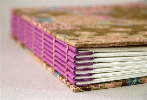 Buku Diy, Binding Ideas, Homemade Books, Bookbinding Tutorial, Book Binding Diy, Beginner Crafts, Making Books, Journal Making, Bookmaking