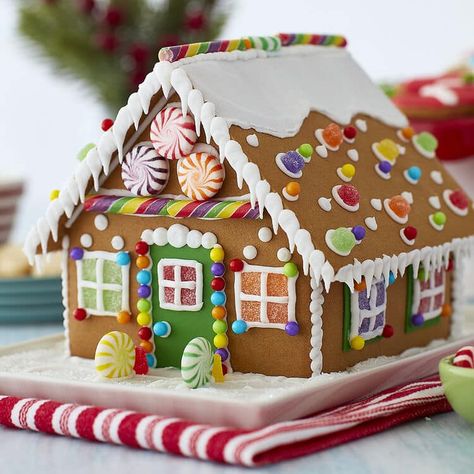 Graham Cracker Gingerbread House, Easy Gingerbread House, Homemade Gingerbread House, Gingerbread House Candy, Ginger Bread House Diy, Gingerbread Cottage, Cool Gingerbread Houses, Gingerbread House Template, Gingerbread House Recipe