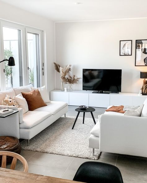 Seitdem wir unser Söderhamn Sofa umgestellt haben ist das Wohnzimmer viel kommunikativer #livingroom #pampasgras 아파트 인테리어, Living Room Decor Apartment, Living Room Inspo, Home Room Design, Apartment Living Room, Apartment Interior, Minimalist Living Room, Living Room Inspiration, Living Room Interior