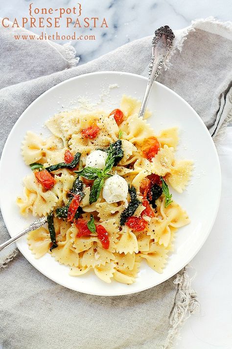 One Pot Caprese Pasta Dinner Caprese Pasta Recipe, One Pot Vegetarian, Homemade Pasta Recipe, Caprese Pasta, Cooked Pasta, One Pot Pasta Recipes, Delicious Pasta, Pasta Dinner Recipes, One Pot Pasta