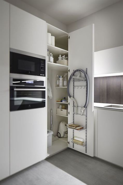 Kitchen Corner Cupboard, Organiser Cucina, Corner Storage Cabinet, Corner Pantry, Corner Cupboard, Modern Kitchen Cabinet Design, Corner Storage, Kitchen Corner, Modern Kitchen Cabinets