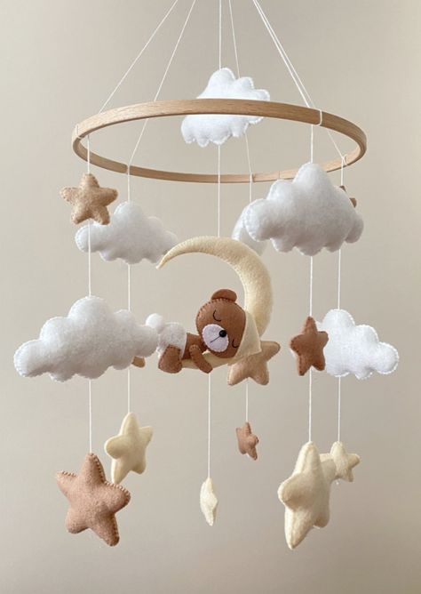 Star Themed Nursery, Cozy Baby Room, Stars Nursery Decor, Hantverk Diy, Mobile Hanging, Hiasan Bilik Tidur, Baby Room Themes, Moon Nursery, Baby Nursery Themes