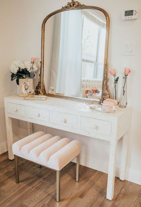 Blush Accents Dressing table Make Up Tisch, Dressing Table Design, غرفة ملابس, Vanity Decor, Dressing Room Design, Room Ideas Bedroom, Beauty Room, A Mirror, Design Case