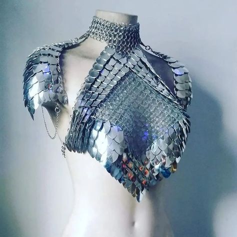 Synthetic Daisy Design on Instagram: "I love combining clear scalemail with silver. This set features a high chainmail collar with an adjustable chain back strap. Available with or without the matching shoulder armour. Shown in mirror silver scales. Available in all color combinations. Available via my website or Etsy shop. www.syntheticdaisydesign.com" Shoulder Armour, Chainmaille Jewelry Patterns, Chainmail Patterns, Chainmail Armor, Ren Faire Costume, Armor Dress, Scale Mail, Female Armor, Chainmail Jewelry