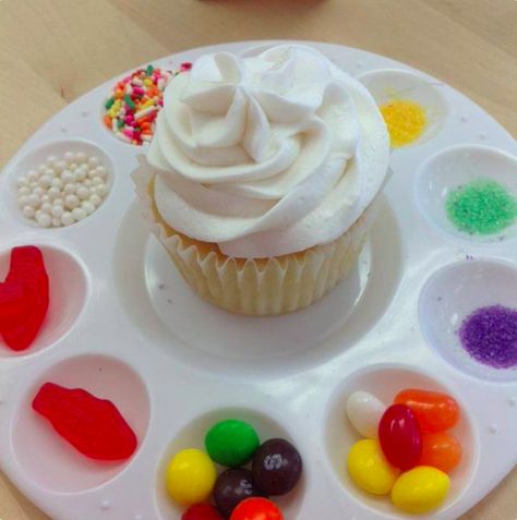 Use dollar-store paint trays as cupcake-decorating plates. | 21 Ingenious Dollar Store Ideas You'll Want To Try Build Your Own Cupcake, Kids Table Wedding, Fest Mad, Paint Palettes, Festa Party, Art Party, Cake Pop, Wedding With Kids, Birthday Fun