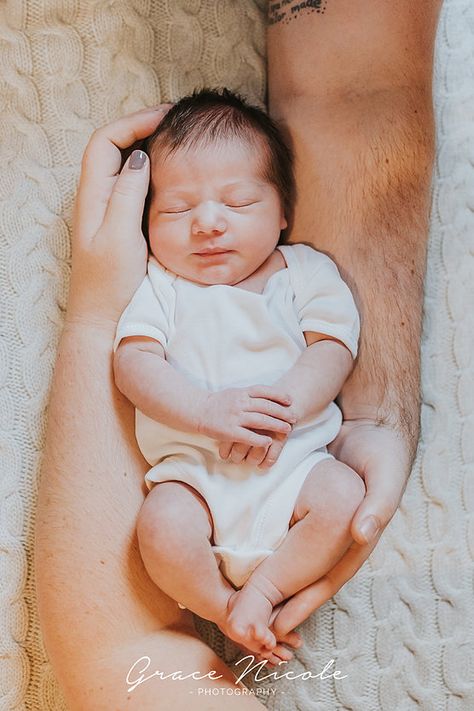 Newborn Photoshoot Diy At Home, New Born Baby Diy Photoshoot, Newborn Photoshoot With Mom, Diy Newborn Shoot At Home, How To Do Newborn Pictures At Home, Newborn Photo Shoot Ideas With Parents, Newborn Shoot Diy, Newborn Simple Photography, Newborn Baby Photoshoot At Home Ideas