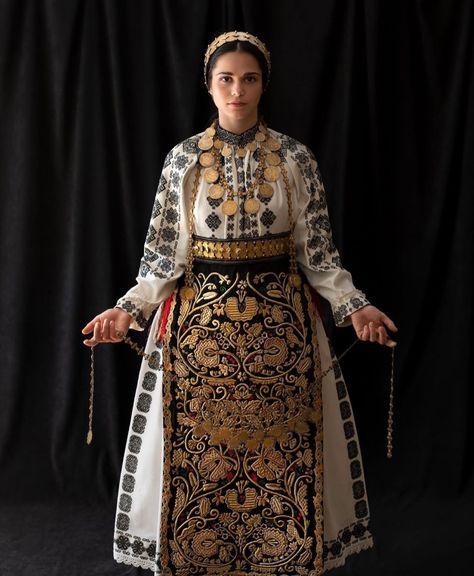 Romania Clothes, Romanian Clothing, Romanian Women, European Costumes, Folklore Fashion, European Outfit, Folk Clothing, Culture Clothing, Period Outfit