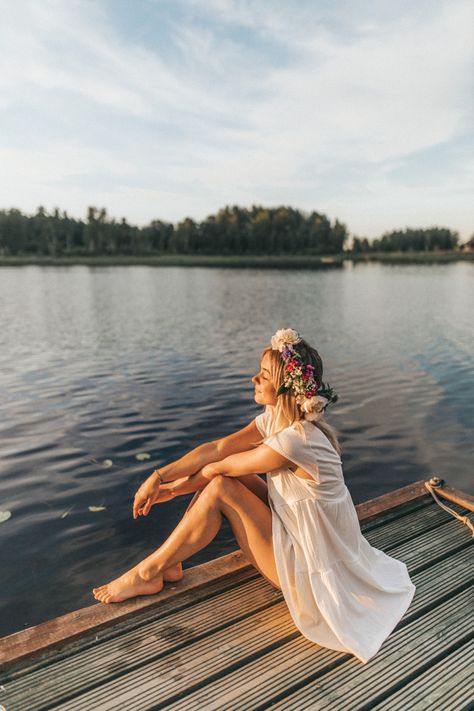 Summer photo at a lake with a flowercrown. Photo ideas with real flowers. Real flowercrown photoshoot. Summer photoshoot ideas. Lake Portrait, Crown Photo, Lake Photoshoot, Senior Photography Poses, Lake Pictures With Friends, Spring Photoshoot, Lake Photography, Nature Photoshoot, Pictures With Friends