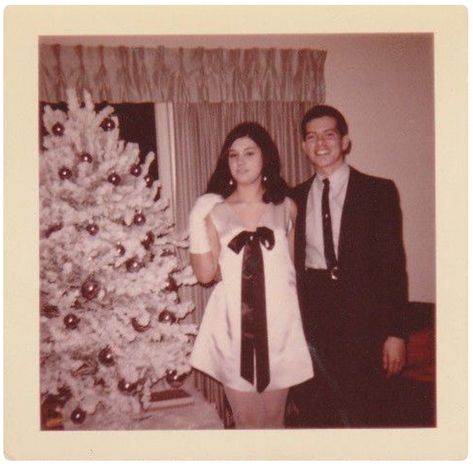 60s Christmas, Vintage Christmas Photos, Old Christmas, Retro Photo, Photo Of The Day, Christmas Past, Christmas Couple, Family Posing, Vintage Life