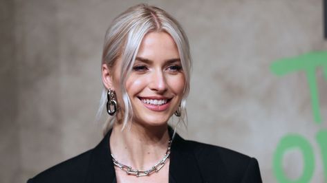 Lena Gercke inspiriert uns zu der neuen Trend-Haarfarbe für den Frühling 2021: Baby Blond wird jetzt zum absoluten Hingucker! Jeans Trend, Winter Mode, Blonde Women, Beauty Hair, Hair Color, Blonde, Models, Hair Styles, Hair