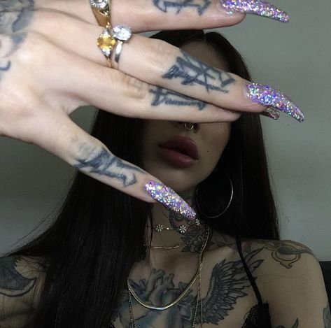 Hommes Grunge, Look Kylie Jenner, Bauch Tattoos, Thug Girl, Gangster Girl, Foto Poses, Girls Nails, Aesthetic Grunge, Grunge Aesthetic