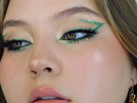 Glitter Eyeliner Looks, Eyeliner Verde, Makeup Verde, Green Eye Makeup, Maquillage Yeux Cut Crease, Maquillage On Fleek, Concert Makeup, Green Eyeliner, Prom Eye Makeup