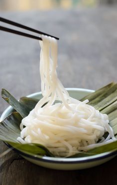 Essen, Homemade Rice Noodles Recipe, Laksa Noodles, Phillips Pasta Maker, Noodle Recipes Homemade, Rice Flour Recipes, Rice Noodle Recipes, Noodle Dinner, Dim Sum Recipes