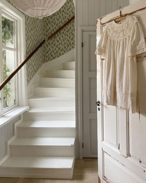 Swedish House Interior, Swedish Cottage Interior, Scandinavian Country Style, Cottage Stairs, Swedish Country House, Swedish Homes, Swedish Houses, Scandinavian Cottage, My Scandinavian Home