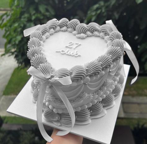 Silver 21st Birthday Cake, Silver Bday Cake, Grey Birthday Cake, Vintage Cake Aesthetic, Silver Birthday Party, Grey Cake, 14th Birthday Cakes, Bts Cake, Dream Birthday