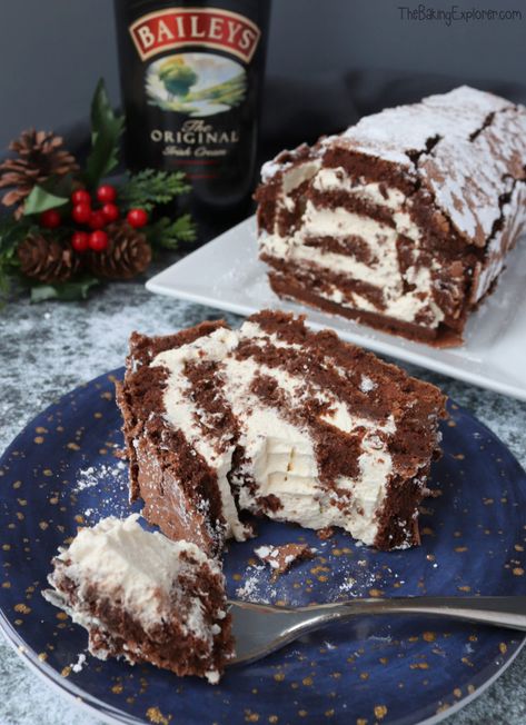 Chocolate Roulade with Baileys Cream Baileys Cream, Boozy Recipes, Chocolate Traybake, Meringue Roulade, Chocolate Roulade, Roulade Recipe, Baileys Cheesecake, Baileys Recipes, Christmas Desserts Easy