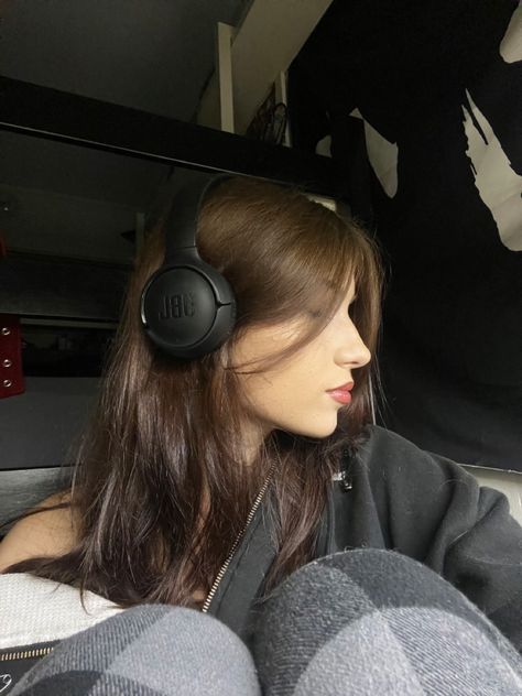 Small Headphones Aesthetic, Headphone Aesthetic Girl, Headphone Selfie Ideas, Headphone Girlies, Headphone Hairstyles, Beige Headphones, Jbl Headphones Outfit, Girl Wearing Headphones, Headphones Jbl