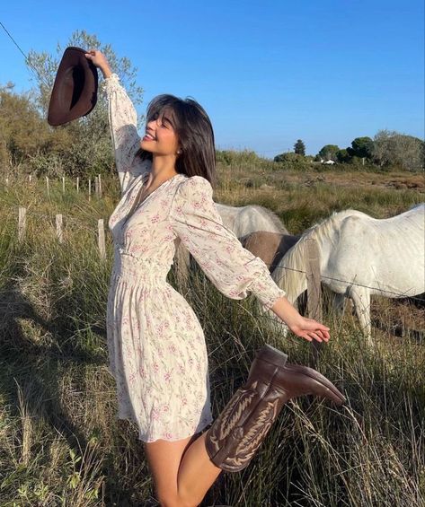 Ootd Vaquero, Western Aesthetic Outfits, Coquette Cowgirl, Chestnut Springs, Farm Clothes, Looks Country, Cowgirl Aesthetic, Rodeo Outfits, Simple Shoes