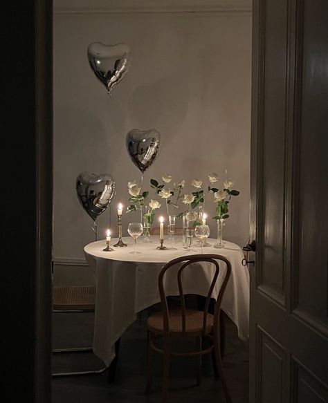 Dating A Chef Aesthetic, Romantic Birthday Decorations, Dinner At Home Aesthetic, Cozy Birthday Party, Happy Anniversary Decorations, Anniversary Aesthetic, Anniversary Date Ideas, Romantic Dinner Tables, Romantic Dinner Decoration