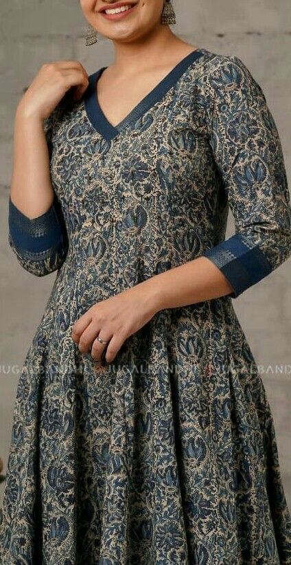 Kurthi Necks Latest, Ajarkh Design Kurti, V Neck Pattern Kurtis, Ajrak Kurti Designs, Kurthis Models Latest, Kurthi Models Latest Neck, Ajrakh Kurti Designs Latest, New Style Neck Design For Kurti, Kurtha Designs Latest