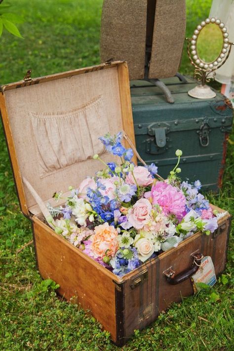 Suitcase full of flowers♡ Vintage Suitcase Wedding, Vintage Bridal Shower, Bridal Shower Flowers, Wedding Card Holder, Vintage Suitcases, Bridal Tea, Vintage Tea Party, Tea Party Bridal Shower, Vintage Suitcase