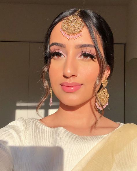 Gurnaz | ਗੁਰਨਾਜ਼ 🇨🇦🇮🇳 on Instagram: “Soft and sweet 🌸 Guys we hit 50k today 😫😍😨 that is so so crazy. I never thought I’d get here. It has been a long slow organic journey to…” Punjabi Makeup Looks, Make Up Indian, Desi Makeup, Mehndi Makeup, Indian Outfits Modern, Eid Makeup, Party Eye Makeup, Fashion Portrait Photography, Asian Makeup Looks