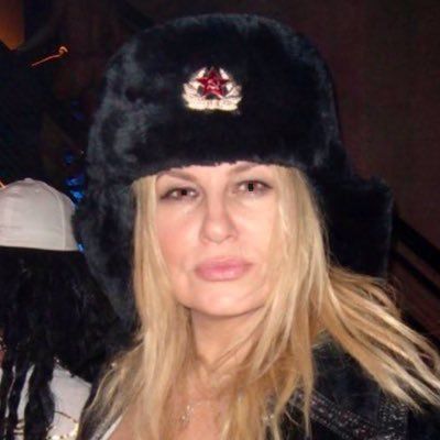 Jennifer Coolidge, On Twitter, Twitter, Red