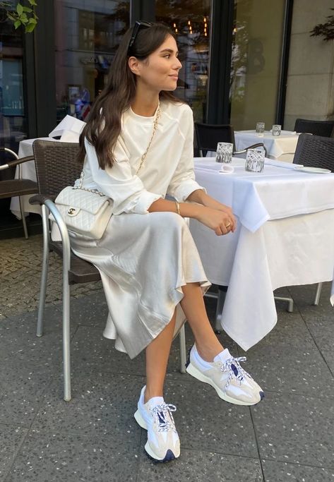 Weekend Getaway Outfits, Sneaker Outfits Women, New Balance Outfit, Looks Street Style, Mode Inspiration, Spring Summer Outfits, Outfits Casuales, Modest Outfits, Skirt Outfits