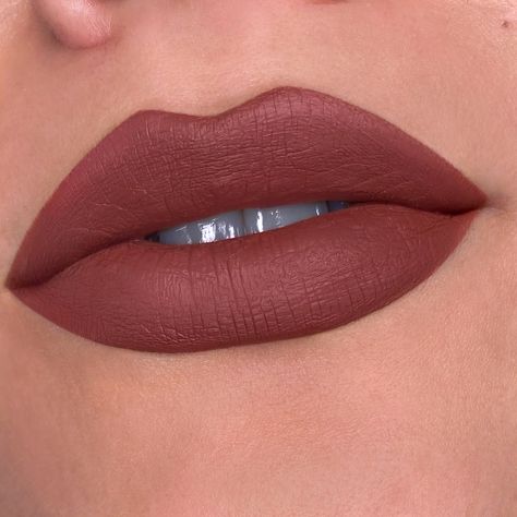 Three words: make it matte. Get that chic AF look with this perfectly nude matte liquid lipstick. Swipe it on for a super smooth, transfer-proof pout that lasts. Nude Eyeliner, Mat Lipstick, Neutral Lip Color, Lip Combos, Lipstick For Dark Skin, Lipstick Shade, Best Makeup Tips, Brown Lipstick, Best Eyebrow Products