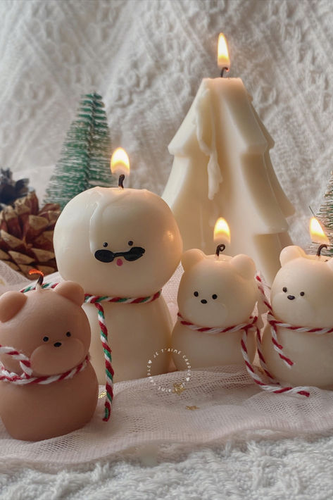 Introducing our Bear Snowman Candle, the perfect Christmas gift to infuse the festive spirit and delightful aromas into your holiday season. Crafted with care and hand-poured with love, this scented soybean candle is more than just a decorative piece. Kawaii Candle, Bear Candle, Snowman Candle, Coloured Candles, Christmas Teddy Bear, Winter Candle, Cute Candles, Candle Plate, Winter Onederland