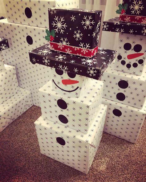 Christmas Present Snowman, Snowman Christmas Gift Tower, Snowman Gift Boxes Stackable, Snowman Stacked Presents, Box Snowman Diy, Snowman Tower Presents, Snowman Gift Wrapping Ideas, Snowman Boxes Stackable Diy, Snowman Gift Tower Cute Ideas