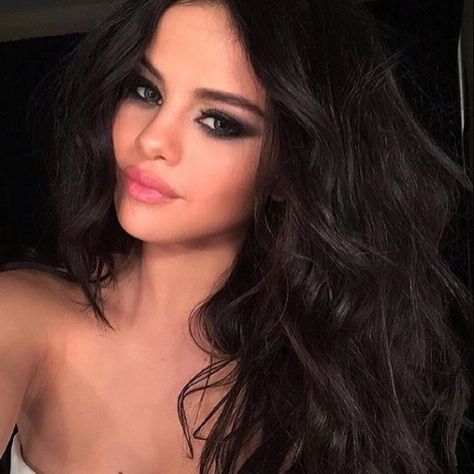 Selena Gomez Makeup, Selena Gomez Hair, Natural Hairstyle, Long Dark Hair, Makijaż Smokey Eye, Marie Gomez, Celebrity Beauty, Celebrity Makeup, Kourtney Kardashian