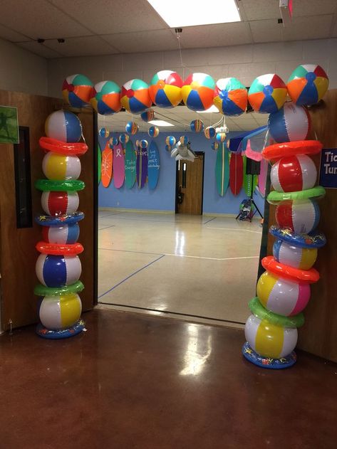 Beach Hallway Ideas School, Tropical Hallway Decor School, Summer Hallway Decorations School, Beach Homecoming Theme, Hawaiian Homecoming, Tiki Crafts, Surf Shack Vbs, Vbs Ocean Theme, Leavers Party