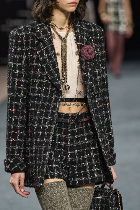 Chanel Fall 2022 Ready-to-Wear Fashion Show Details: See detail photos for Chanel Fall 2022 Ready-to-Wear collection. Look 114 Chanel Fall 2022, Tweed Outfit, Moda Chanel, Chanel Runway, 90s Runway Fashion, Chanel Fashion, Moda Vintage, Fall 2022, 가을 패션