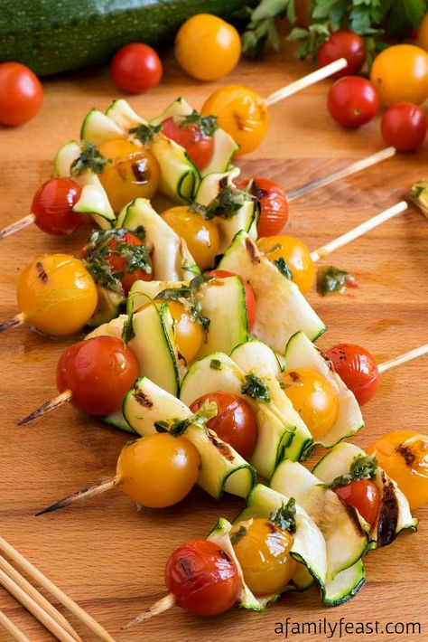 grilled vegetable skewers with zucchini and tomatoes Watermelon Skewers, Zucchini Skewers, Tomato Skewers, Grilled Vegetable Skewers, Veggie Kebabs, Veggie Kabobs, Herb Dressing, Grilled Watermelon, Vegetable Kabobs